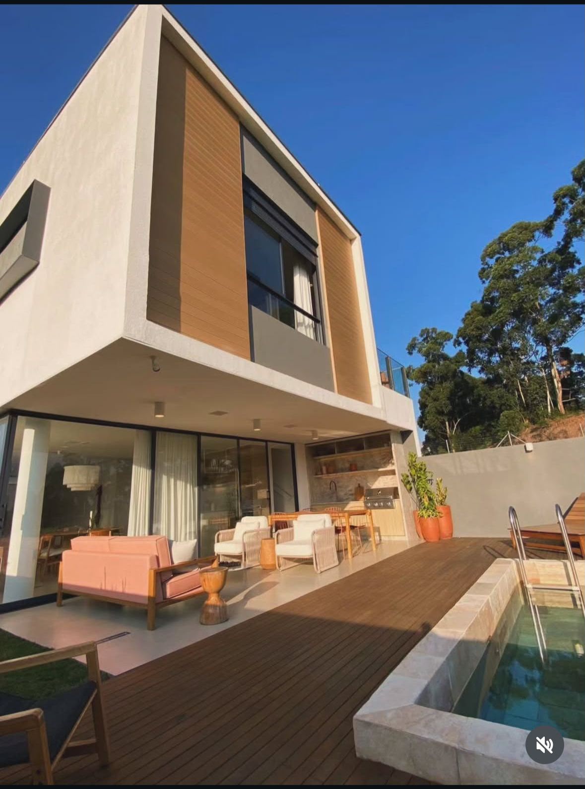 Casa contemporânea com piscina e área gourmet